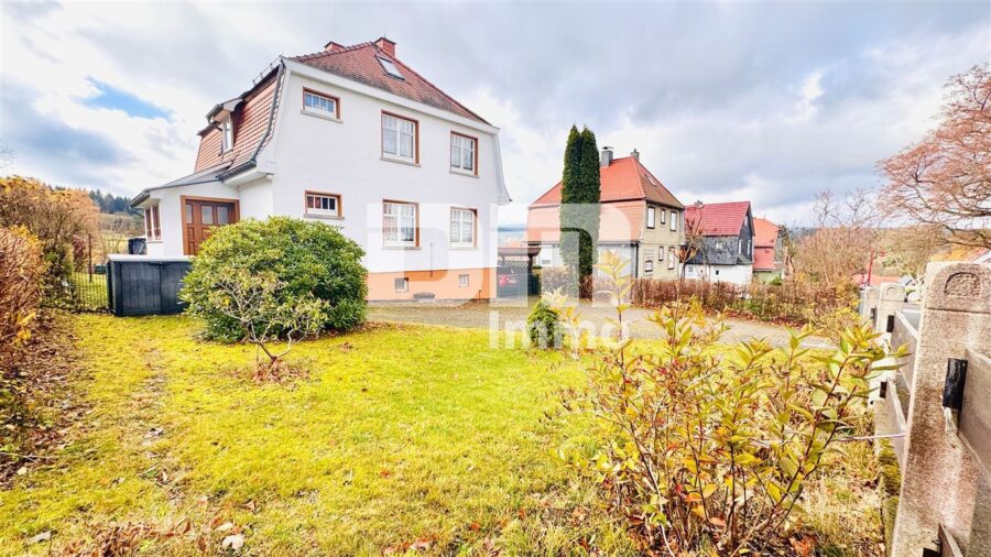 Modernisiertes Einfamilienhaus auf Traumgrundstück mit Wärmepumpe BJ 2025 + PV Anlage / Speicher - Vorgarten / Einfahrt / Hofbereich